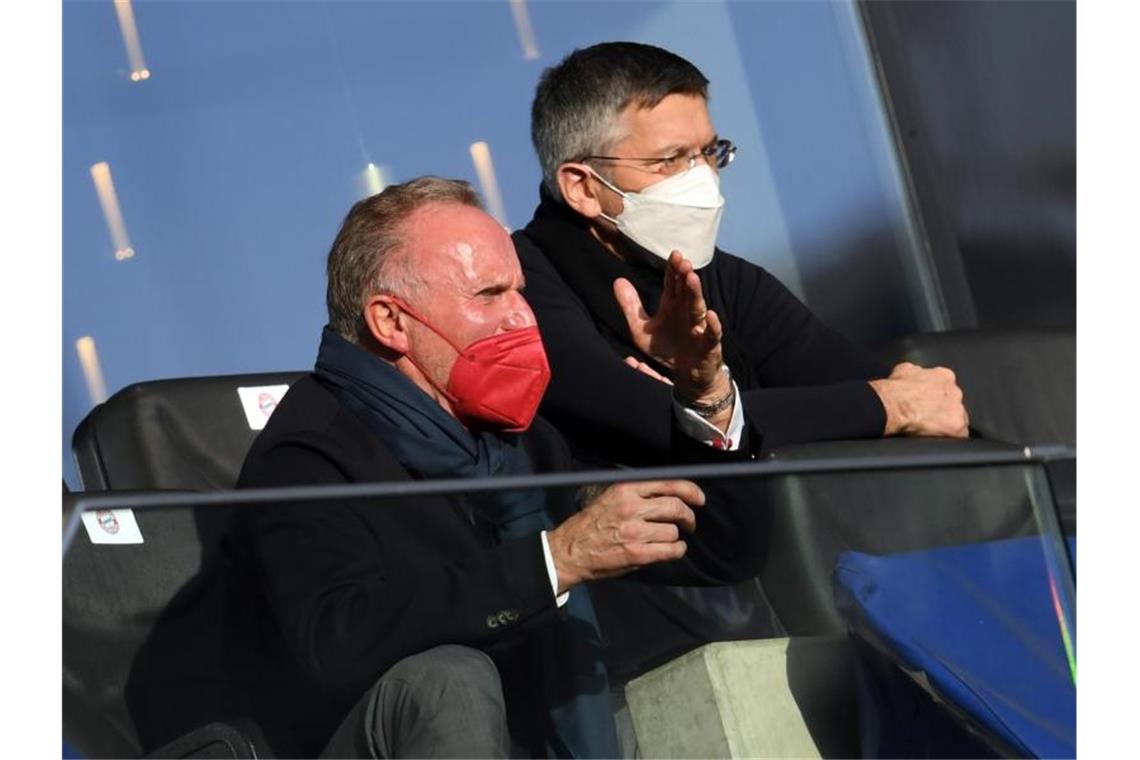 Rummenigge verteidigt Impf-Aussagen: „Nicht vordrängeln“ FC-Bayern-Boss Karl-Heinz Rummenigge (l) zusammen mit Bayern-Präsident Herbert Hainer auf der Tribüne in Frankfurt. Foto: Arne Dedert/dpa