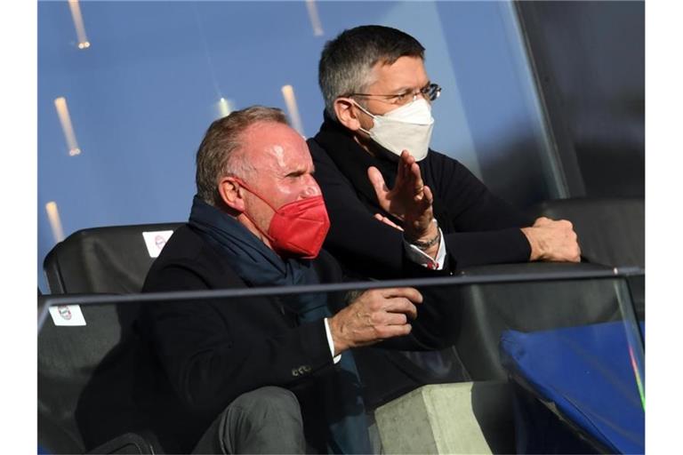 FC-Bayern-Boss Karl-Heinz Rummenigge (l) zusammen mit Bayern-Präsident Herbert Hainer auf der Tribüne in Frankfurt. Foto: Arne Dedert/dpa
