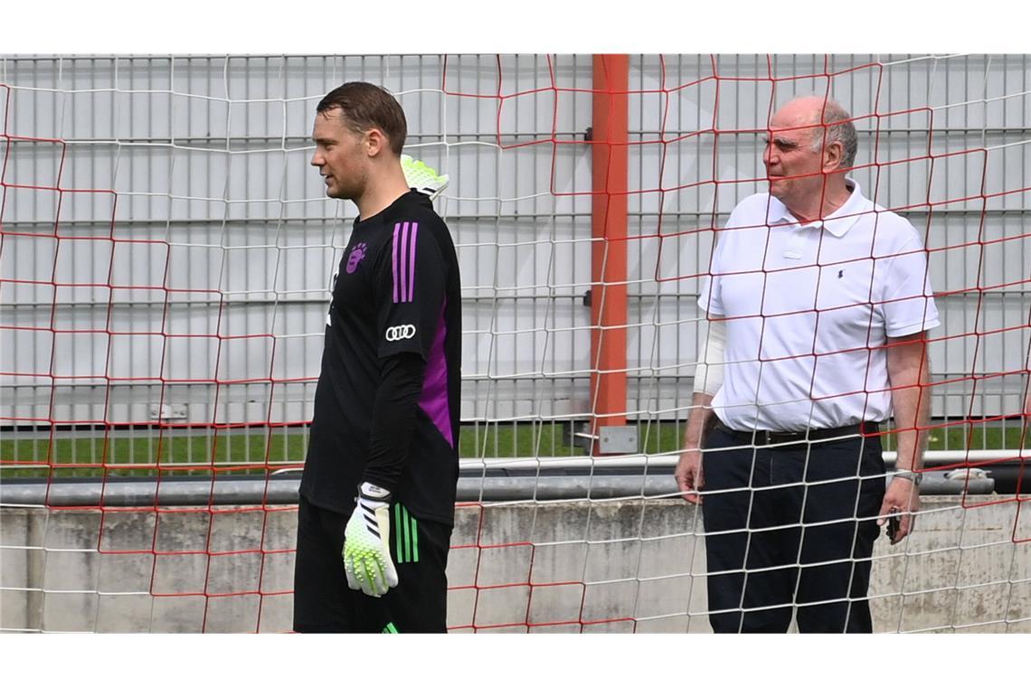 Hoeneß spricht sich für Neuer-Rückkehr aus FC Bayern-Keeper Manuel Neuer (links) und Ehrenpräsident Uli Hoeneß