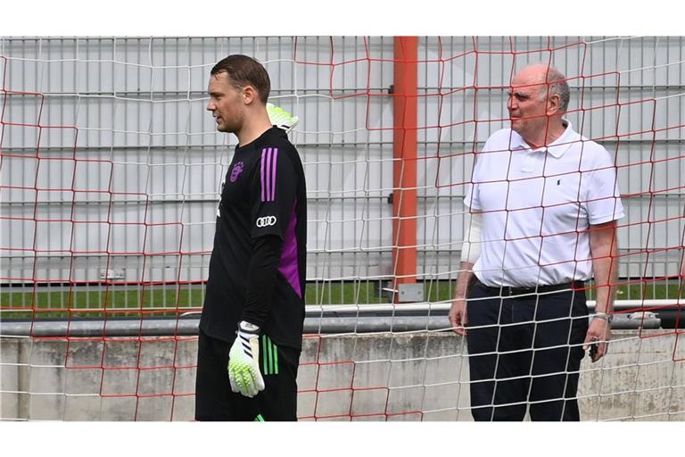 FC Bayern-Keeper Manuel Neuer (links) und Ehrenpräsident Uli Hoeneß