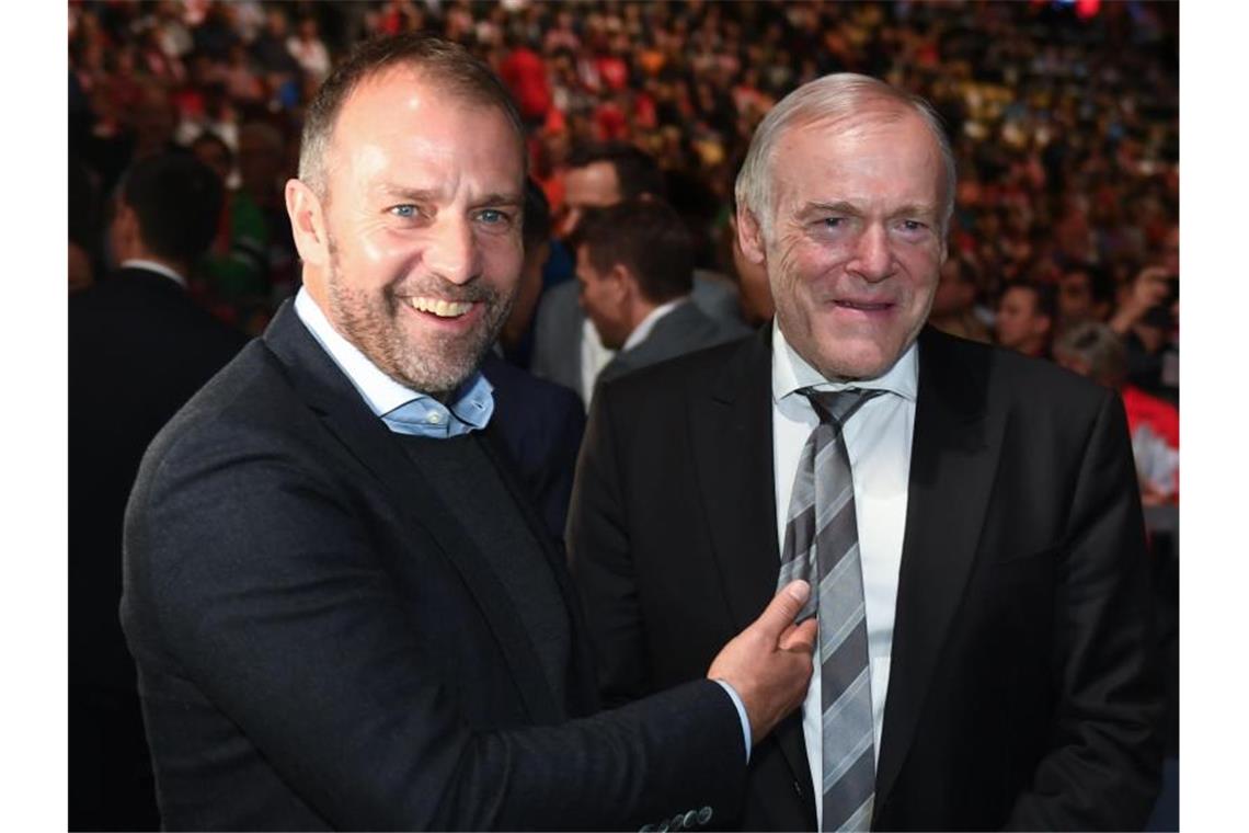 Angriffsmodus nach Abdanken: Hoeneß geht auf „Krakeeler“ los FC-Bayern-Trainer Hansi Flick (l) und Assistenztrainer Hermann Gerland waren auch bei der Jahreshauptversammlung. Foto: Tobias Hase/dpa