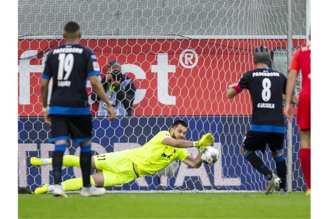 Bayern deklassiert BVB im Topspiel - Leipzig auf Platz zwei FCA-Keeper Tomas Koubek hatte mit seinem gehaltenen Elfmeter großen Anteil am Augsburger Sieg in Paderborn. Foto: David Inderlied/dpa