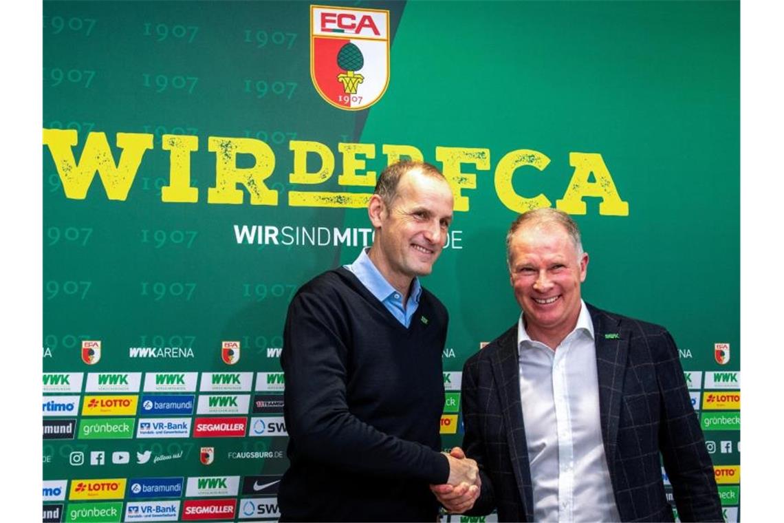 FCA-Manager Stefan Reuter (r) begrüßte Heiko Herrlich als neuen Trainer. Foto: Stefan Puchner/dpa