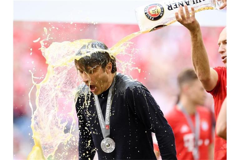 FCB-Coach Niko Kovac bekommt von Arjen Robben eine Bierdusche verpasst. Foto: Tobias Hase