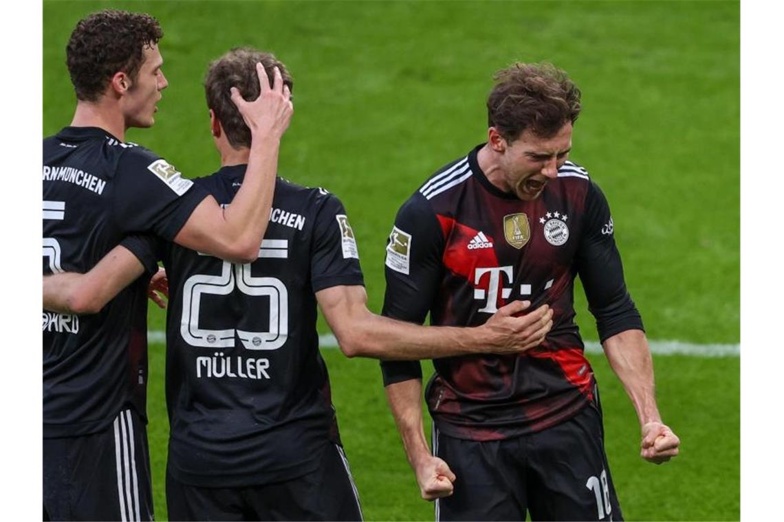 FCB-Mittelfeldspieler Leon Goretzka (r-l) jubelt mit den Mannschaftskameraden Thomas Müller und Benjamin Pavard über seinen Treffer zum 1:0. Foto: Alexander Hassenstein/Getty POOL/dpa