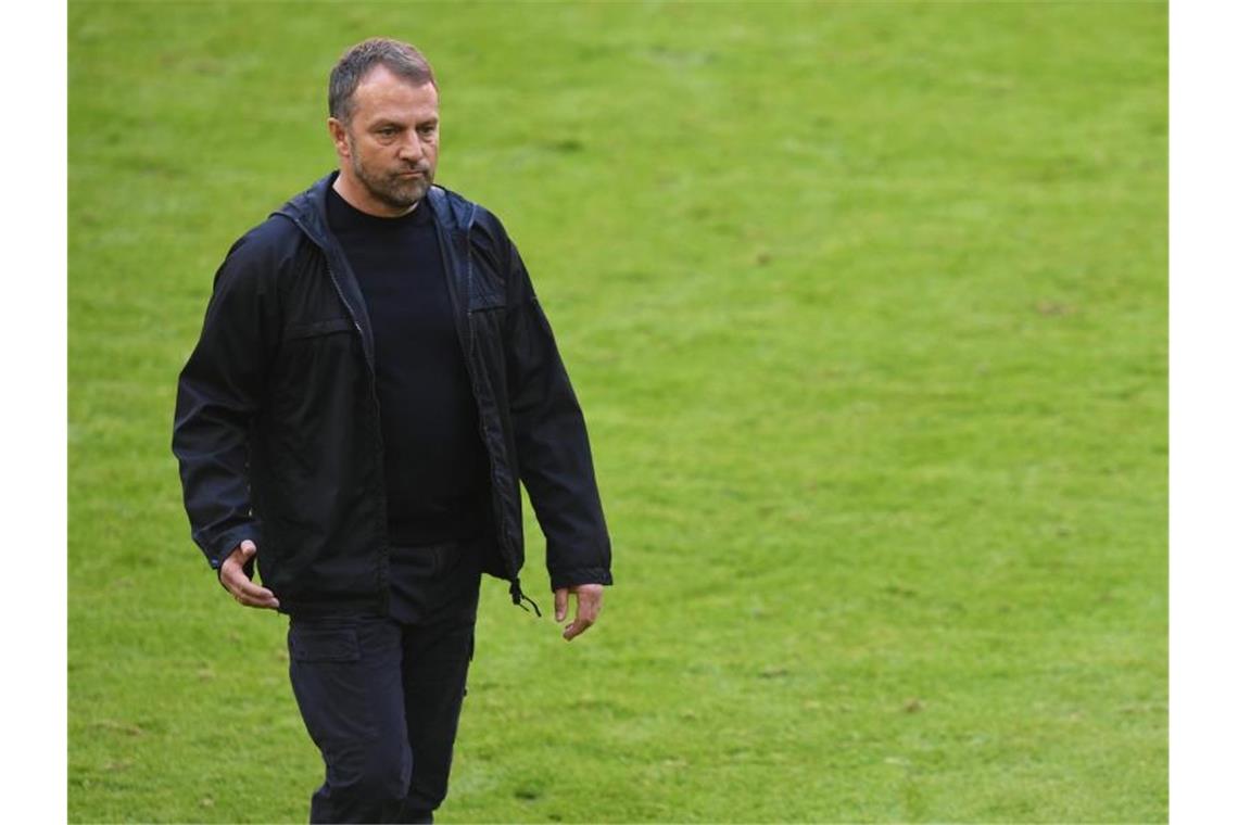 Sieben Ausfälle: FC Bayern schont in Wolfsburg auch Coman FCB-Trainer Hansi Flick kann im Auswärtsspiel in Wolfsburg auf eine Vielzahl von Stammkräften nicht zurückgreifen. Foto: Andreas Gebert/Reuters-Pool/dpa