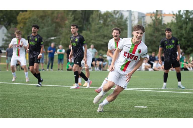 FCE-Kicker Marcel Sichwardt (vorne) lässt sich nach seinem verwandelten Foulelfmeter zum 2:1 von den Teamkollegen feiern.