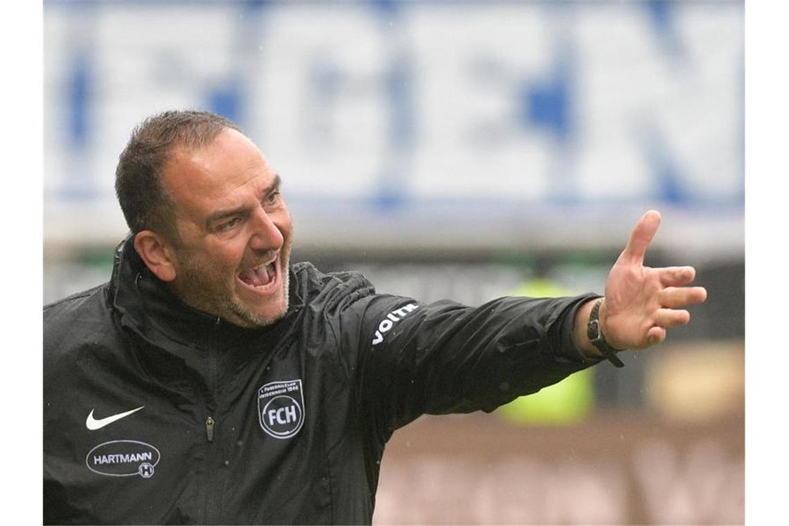 Heidenheims Ziel gegen Wehen Wiesbaden: Fehler vermeiden FCH-Trainer Frank Schmidt. Foto: Stefan Puchner/dpa/Archivbild