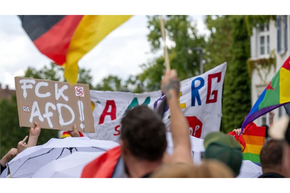"FCK AFD!" ist auf einem Protestschild der Gegendemonstration zur Demonstration des "Projekt M1llion"
zu lesen. In Bamberg zieht die Initiative "Einigkeit für Deutschland/Projekt M1llion" mit einer Großdemo durch die Straßen und trifft dabei auf Gegenproteste.
