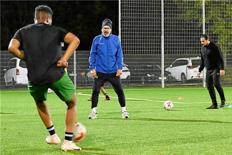 FCV-Coach Tim Böhringer lässt das Passspiel üben. Auch ohne Punktspiele sei die Trainingsbeteiligung erfreulich. Foto: Tobias Sellmaier