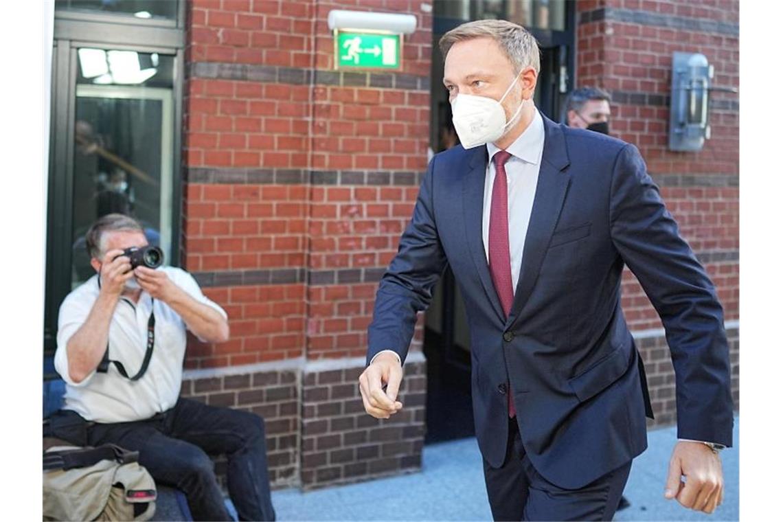 SPD, Grüne und FDP nehmen Kurs auf Ampel-Bündnis FDP-Chef Christian Lindner auf dem Weg zu einem Pressestatement. Foto: Michael Kappeler/dpa