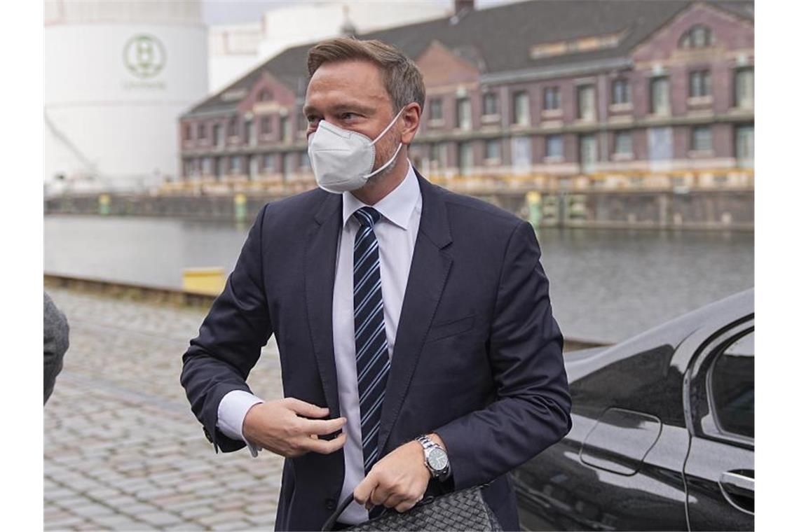 Ampel-Parteien stellen Koalitionsvertrag vor FDP-Chef Christian Lindner bei seiner Ankunft am Westhafen. Foto: Michael Kappeler/dpa
