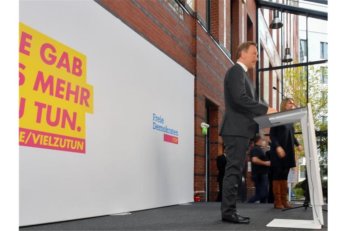 Ampel-Parteien rüsten sich für Koalitionsverhandlungen FDP-Chef Christian Lindner gibt zum Beschluss der Aufnahme von Koalitionsverhandlungen mit SPD und Grünen ein Statement ab. Die Gespräche könnten noch in dieser Woche starten. Foto: Paul Zinken/dpa