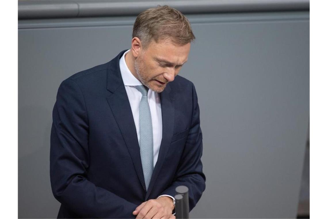 Lindner entschuldigt sich für Erfurt: „Sind beschämt“ FDP-Chef Christian Lindner im Bundestag: „Erfurt war ein Fehler, aber wir unternehmen alles, damit er sich nicht wiederholen kann.“. Foto: Christophe Gateau/dpa