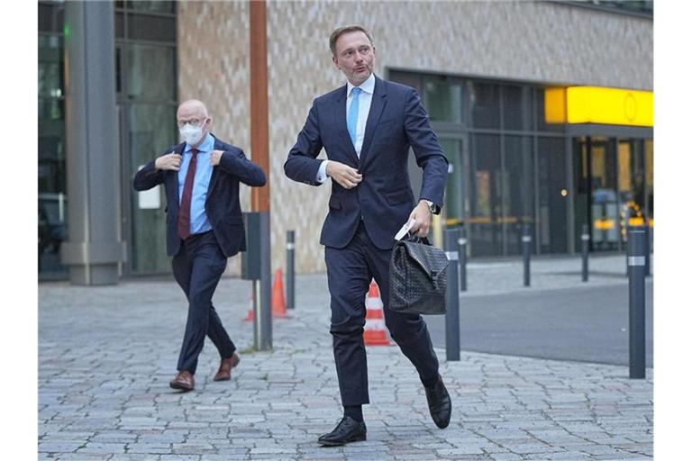 FDP-Chef Christian Lindner kommt am Sonntag zu Sondierungsgesprächen zwischen Union und FDP in Berlin. Foto: Michael Kappeler/dpa