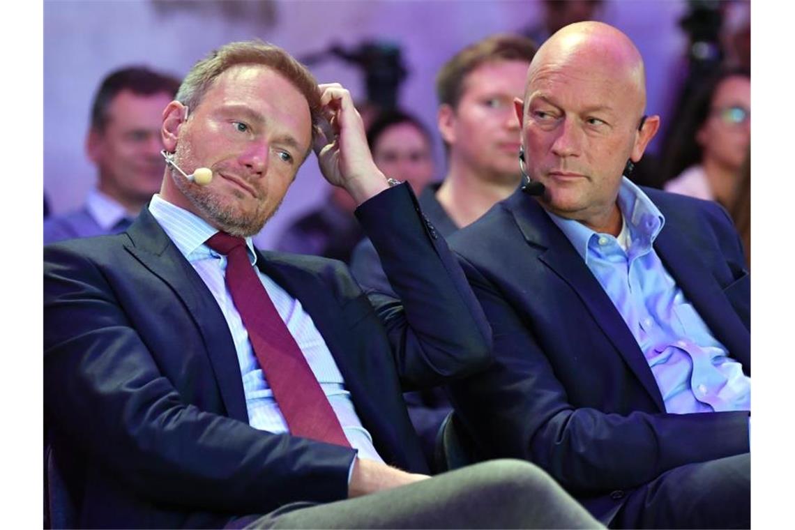 FDP-Chef Christian Lindner (l.) und der Kurzzeit-Ministerpräsident Thüringens, Thomas Kemmerich, beim Wahlkampfabschluss im Oktober 2019. Foto: Martin Schutt/dpa-Zentralbild/dpa