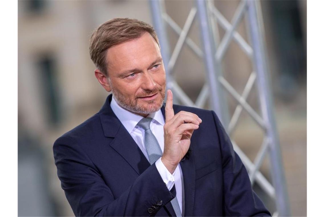 FDP-Chef Christian Lindner warnt vor einer „Untertanenmentalität“ und davor, sich unverhältnismäßige Eingriffe in die eigene Freiheit gefallen zu lassen. Foto: Christophe Gateau/dpa