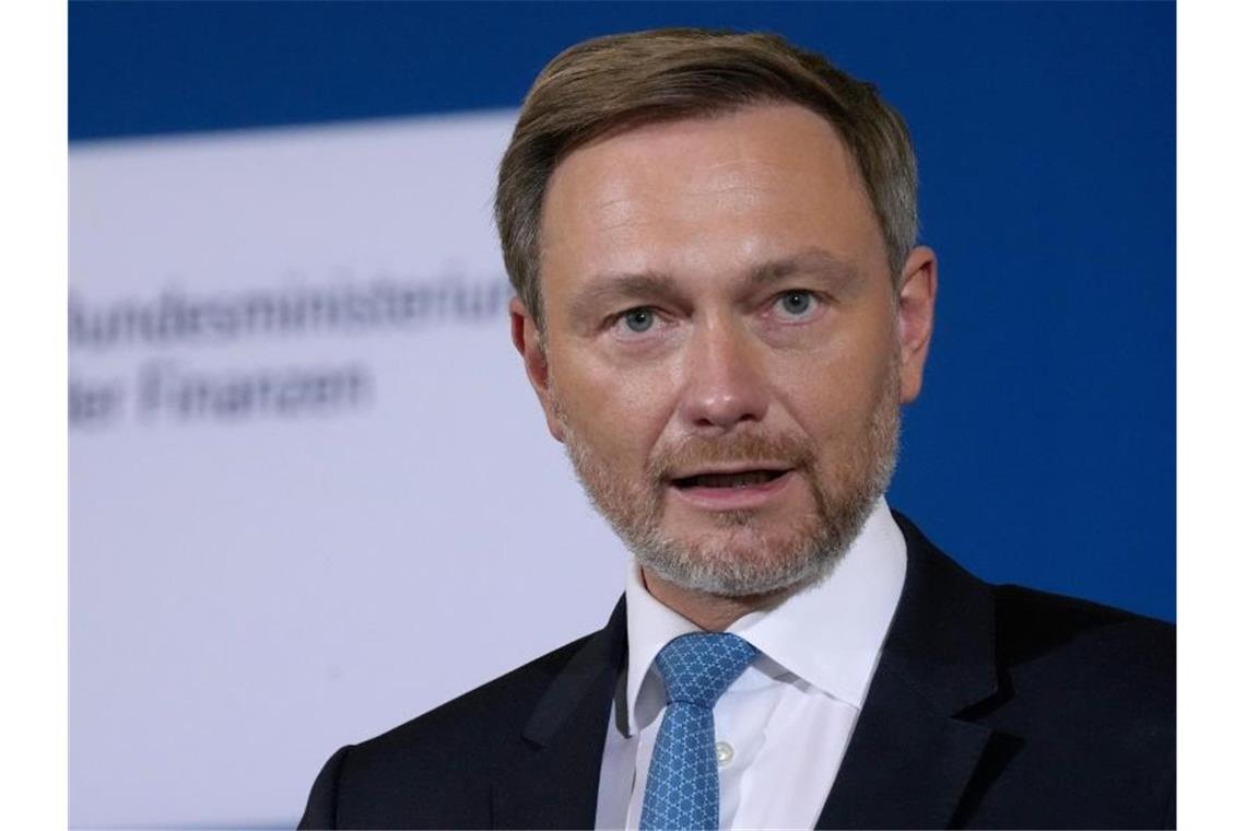 Lindner: Bürger bei hohen Energiepreisen entlasten FDP-Finanzminister Christian Lindner will die Bürger bei steigenden Energiepreisen entlasten. Foto: Michael Sohn/POOL AP/dpa