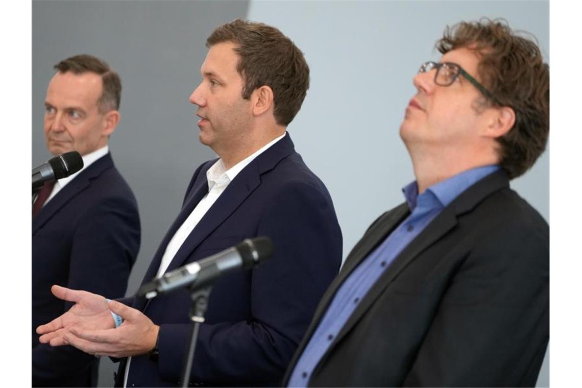 FDP-Generalsekretär Volker Wissing, SPD-Generalsekretär Lars Klingbeil und Grünen-Bundesgeschäftsführer Michael Kellner (v.l.n.r.). Foto: Kay Nietfeld/dpa
