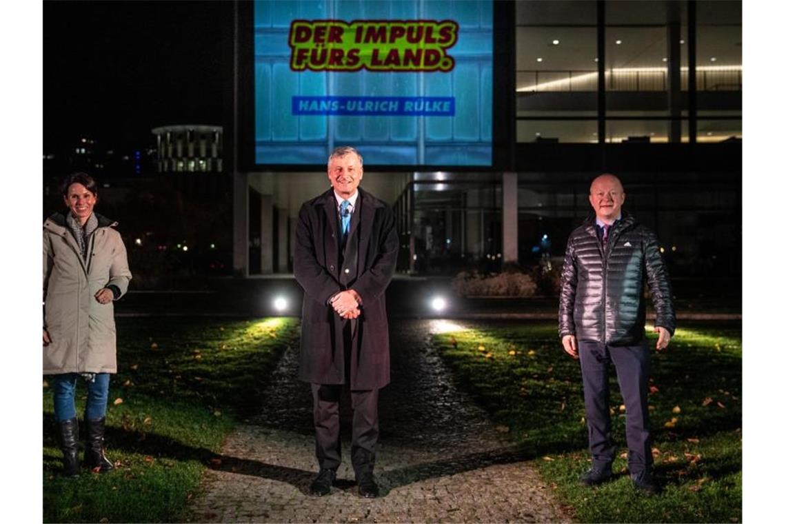 Verwaltung lässt Wahlwerbung am Landtagsgebäude verbieten FDP-Politiker vor einer Wahlwerbung. Foto: Christoph Schmidt/dpa