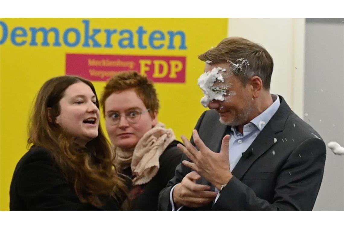 Scholz nennt Schaum-Angriff auf Lindner „ungehörig und gefährlich“