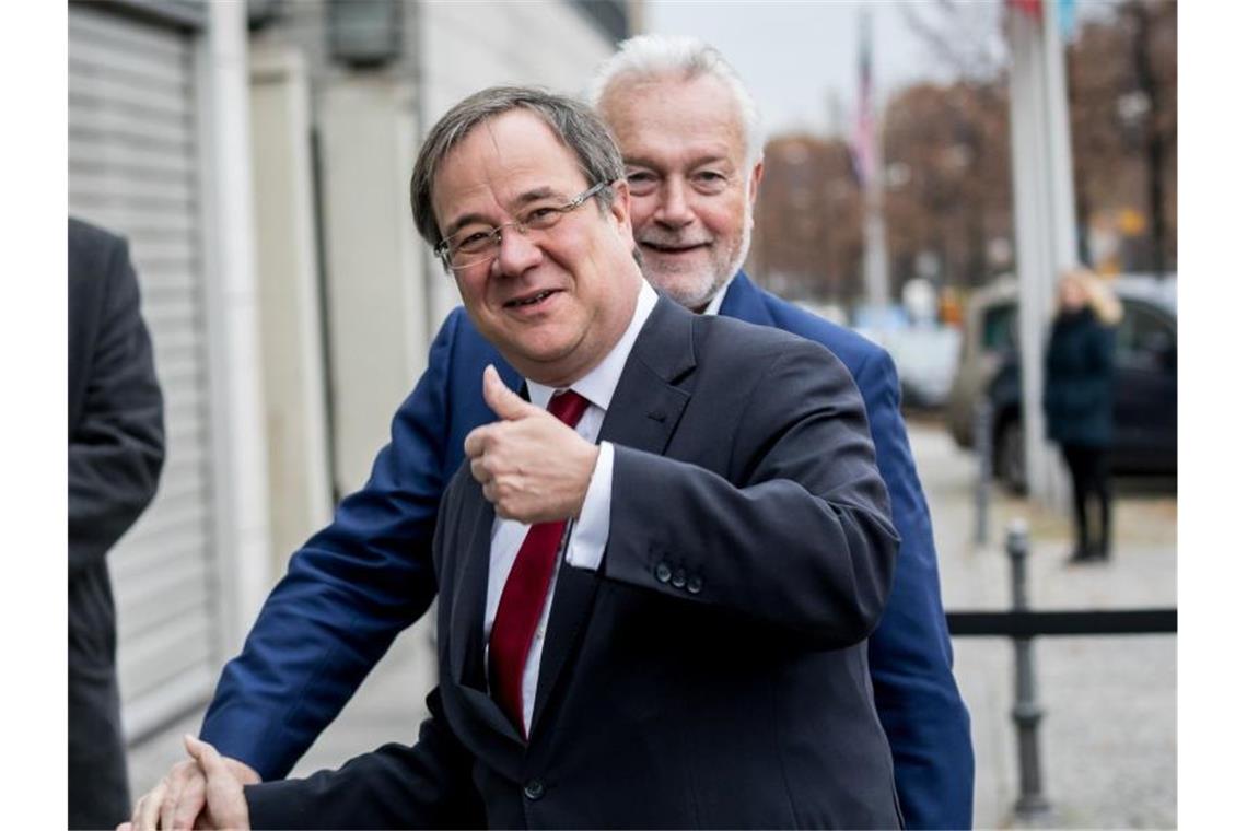 Kubicki sieht Laschet als kommenden Unions-Kanzlerkandidaten FDP-Vize Wolfgang Kubicki (hinten) erwartet, dass die Union den nordrhein-westfälischen Ministerpräsidenten Armin Laschet (vorn) zu ihrem nächsten Kanzlerkandidaten küren wird. Foto: picture alliance / Michael Kappeler/dpa