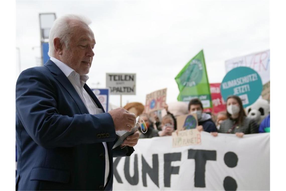 FDP-Vize Wolfgang Kubicki und junge Aktivistinnen und Aktivisten, die für mehr Klimaschutz demonstrieren. Foto: Kay Nietfeld/dpa