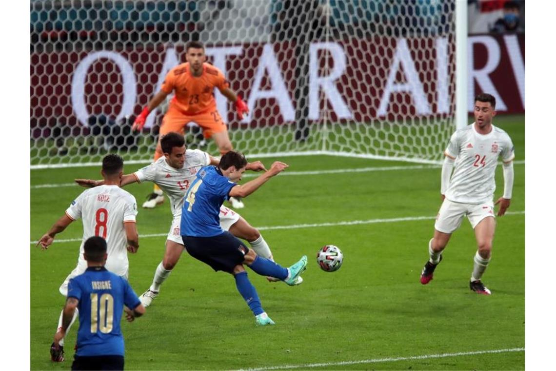 Nach Elfer-Drama im EM-Finale: Italien ringt Spanien nieder Federico Chiesa (2.v.r) brachte Italien mit einem Rechtsschuss in Führung. Foto: Nick Potts/PA Wire/dpa
