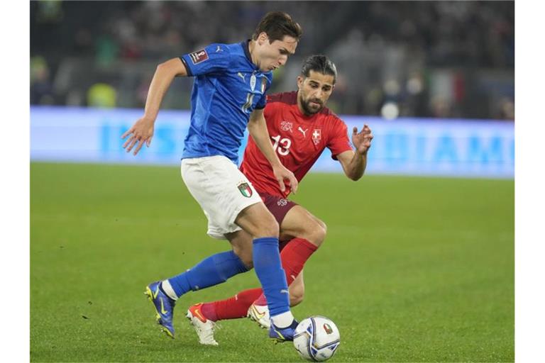 Federico Chiesa (l) aus Italien kämpft gegen den Schweizer Ricardo Rodriguez um den Ballbesitz. Foto: Gregorio Borgia/AP/dpa
