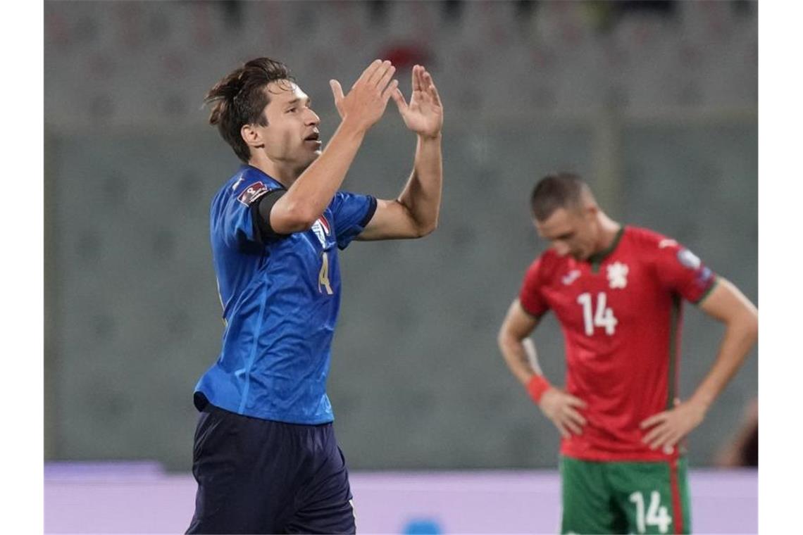Federico Chiesa (l) traf für Italien gegen Bulgarien. Foto: Luca Bruno/AP/dpa