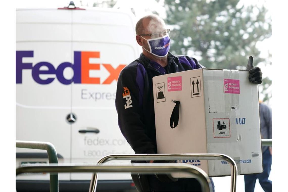 Fedex steigert Gewinn kräftig, Aktie sinkt trotzdem Fedex profitiert vom Online-Bestellboom. Foto: David Zalubowski/AP/dpa