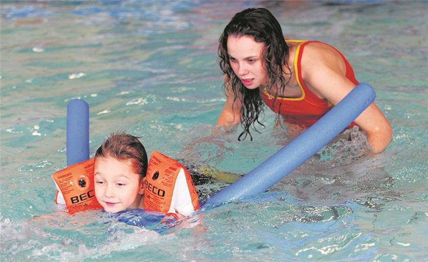 Fehlender Schwimmunterricht in Schulen führt zu ausgebuchten Schwimmkursen. Foto: Imago