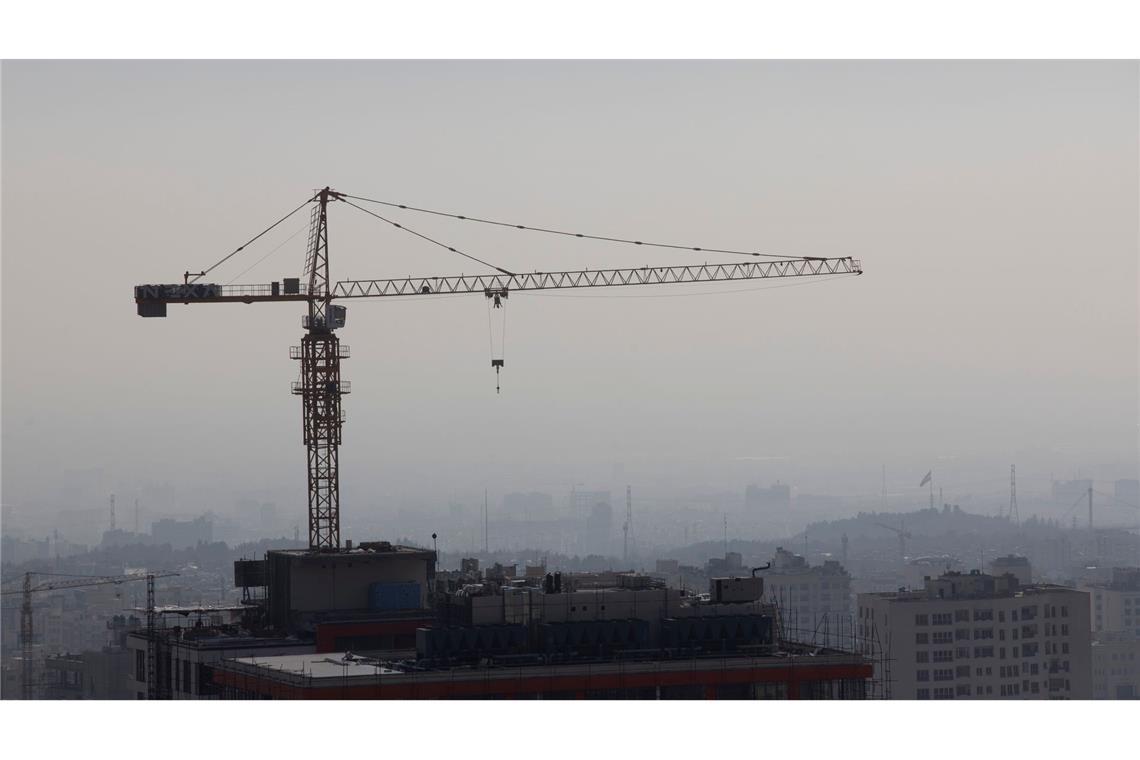 Fehlender Wind sorgt dafür, dass sich die Schadstoffe am Fuß der Berge stauen.