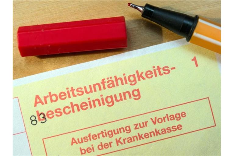 Fehlt ein Mitarbeiter krankheitsbedingt, zahlt der Arbeitgeber das volle Gehalt nach den gesetzlichen Regelungen für bis zu sechs Wochen weiter - erst danach springt die gesetzliche Krankenkasse ein. Foto: Patrick Pleul/zb/dpa