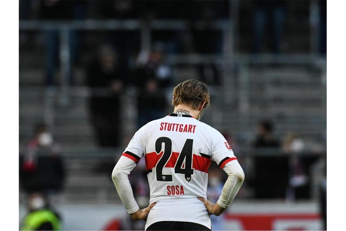 Last-Minute Sieg für Hoffenheim gegen Stutgartt Fehlt gegen Hoffenheim wegen einer Knieprellung: Borna Sosa vom VfB Stuttgart. Foto: Silas Stein/dpa