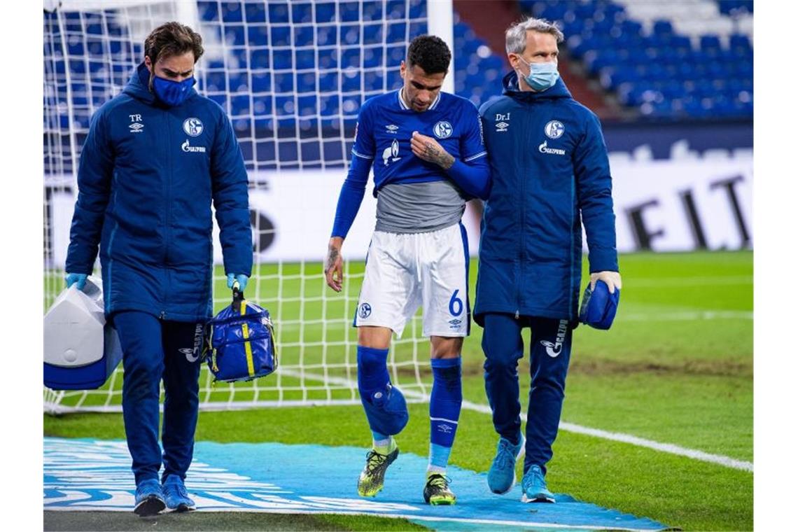 „Jungs sind am Boden“: Schalke hofft auf Sieg gegen Ulm Fehlt Schalke gegen Ulm: Kapotän Omar Mascarell (M). Foto: Guido Kirchner/dpa