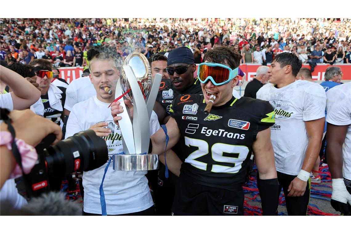 Skibrille, Zigarre und Bier – die besten Bilder der jubelnden Surge-Spieler Feier mit Skibrille, Zigarre und Pokal: Julian Mayorga