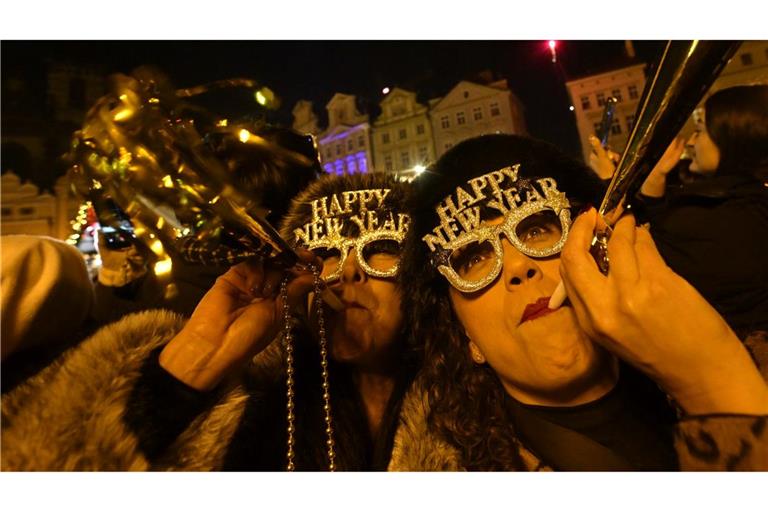 Feierlaune in Prag: Menschen begrüßen das neue Jahr in festlicher Stimmung