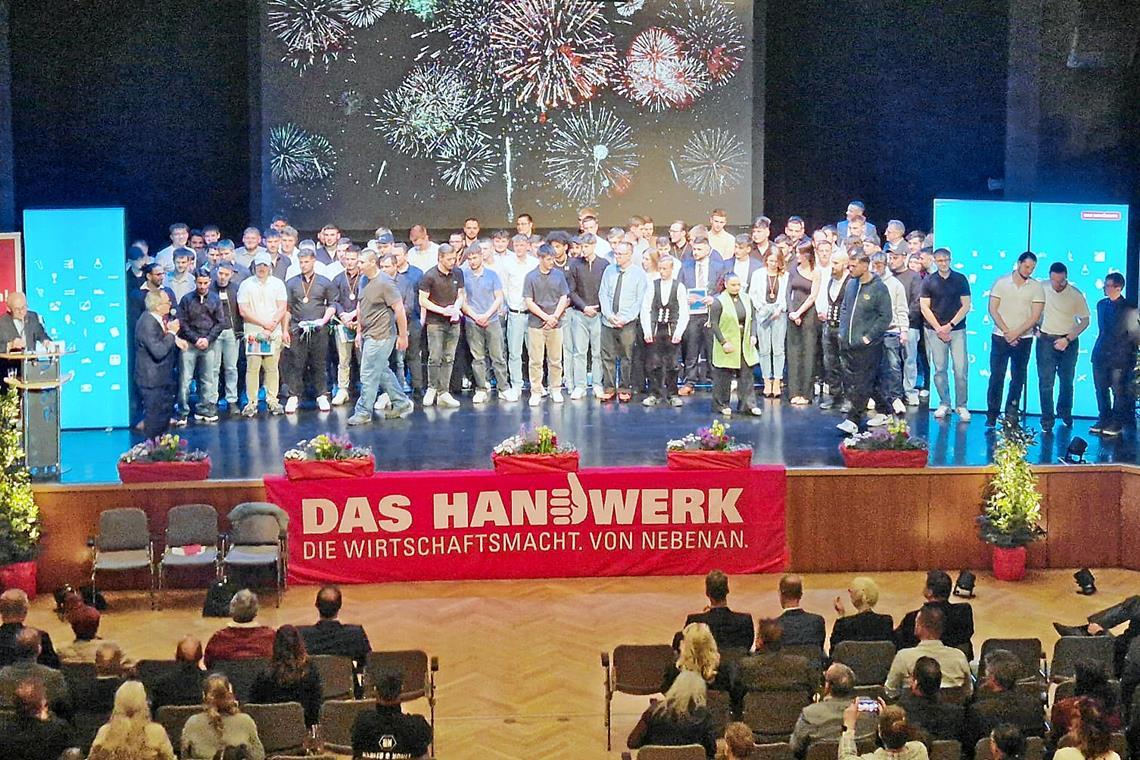 Feierliche Lossprechungsfeier im Backnanger Bürgerhaus: 135 Junghandwerker erhalten ihre Gesellenbriefe. Foto: Kreishandwerkerschaft