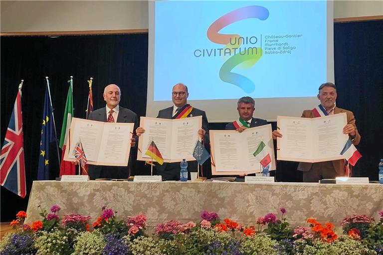 Feierlicher Moment (von links): Partnerschaftsbeauftragter Philip Campagna (Frome), Bürgermeister Armin Mößner (Murrhardt), Bürgermeister Stefano Soldan (Pieve di Soligo) und stellvertretender Bürgermeister Vincent Saulnier (Château-Gontier-sur-Mayenne) präsentieren die unterzeichneten Urkunden. Foto: Stadtverwaltung Murrhardt