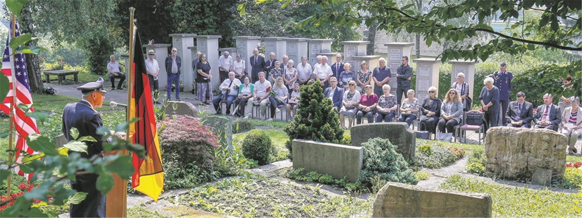 Feierliches Gedenken: Angehörige, Schulkameraden und Bekannte versammelten sich auf dem Sulzbacher Friedhof zur Erinnerung an den vor 50 Jahren verunglückten Karl-Oskar Klenk. Foto: A. Becher
