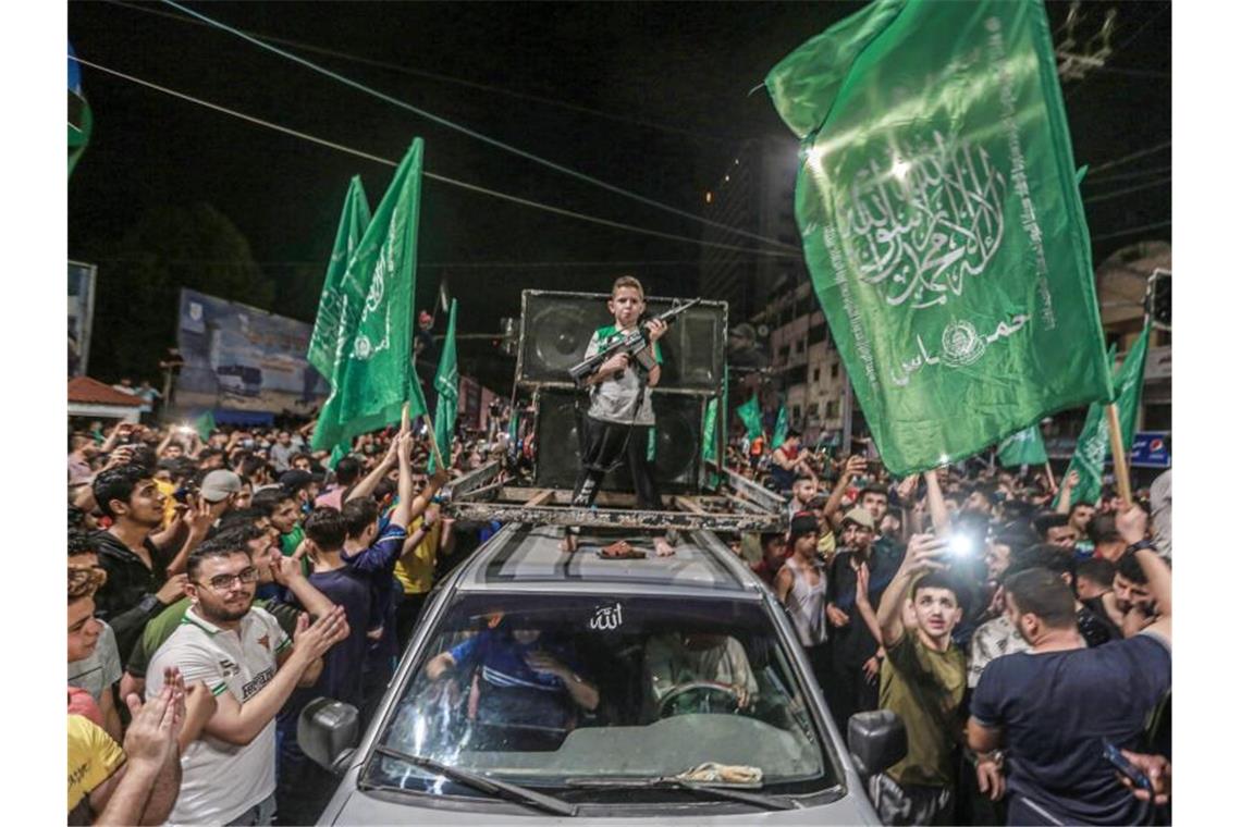 Waffenruhe in Nahost - Rufe nach umfassender Lösung Feiern zum Ende der Waffenruhe in Gaza-Stadt. Die Hamas sieht sich als Siegerin des Konflikts. Foto: Mohammed Talatene/dpa
