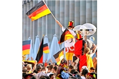 Feiernde Fans in Stuttgart: Der Partyhit von Gigi D’Agostino ist auf dem Schlossplatz tabu bei der EM (Archivbild).