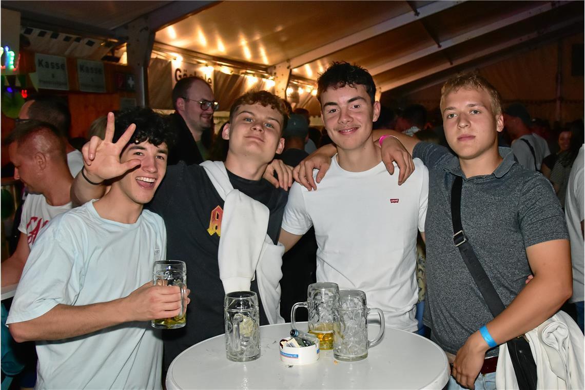 Feiernde Jungs unter sich.