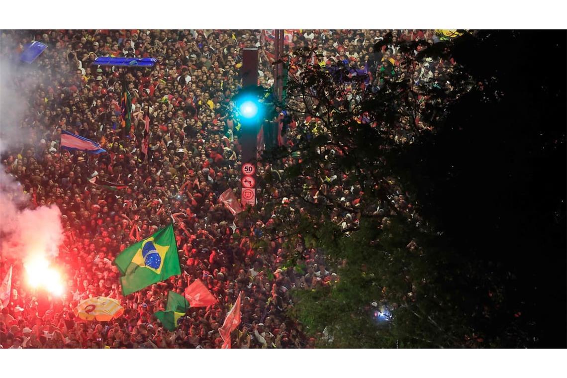 Feiernde Menschenmenge in Brasilien.