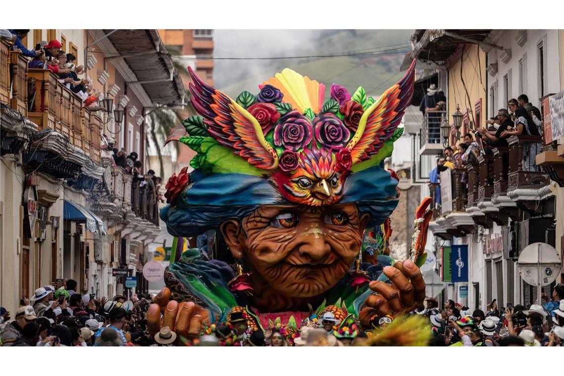Feiernde nehmen in Pasto, Kolumbien, am schwarz-weißen Karneval teil.