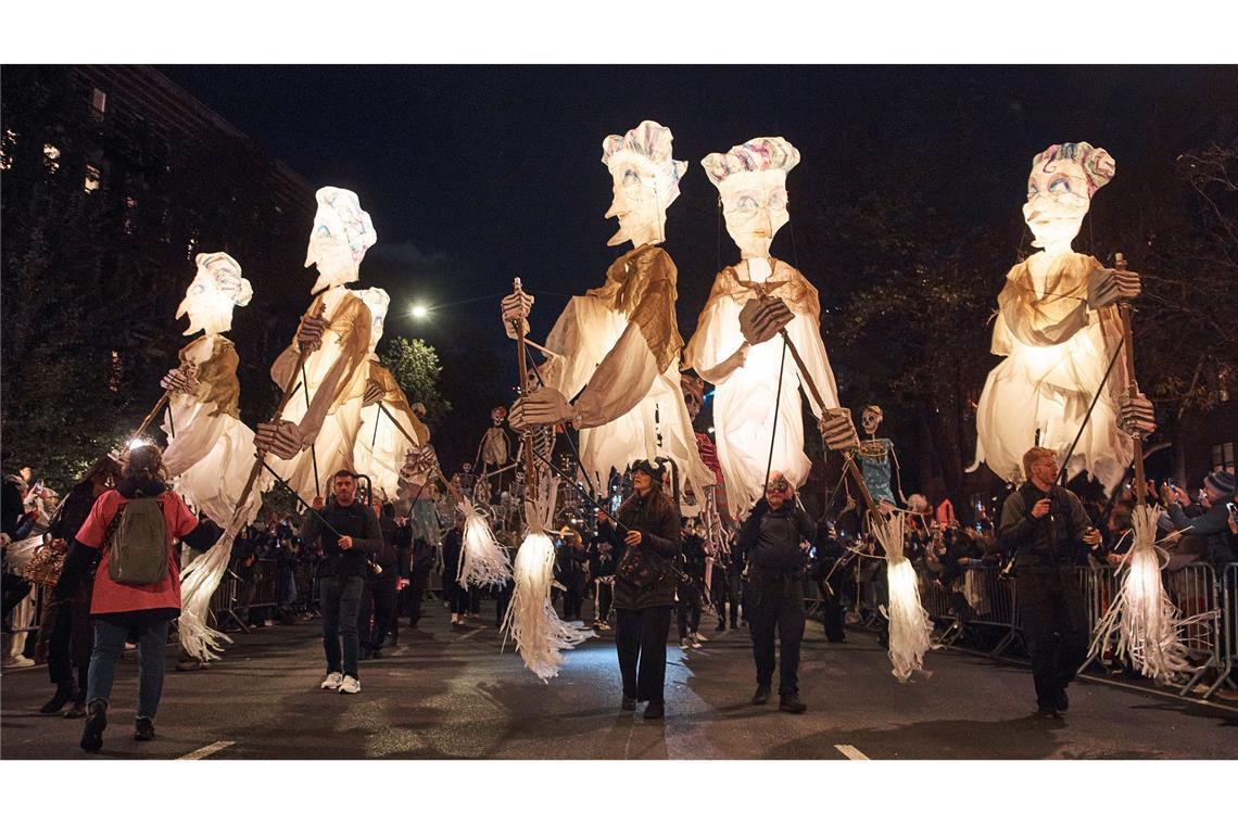 Bilder des Tages Feiernde ziehen während der Village Halloween Parade in New York die Sixth Avenue entlang.