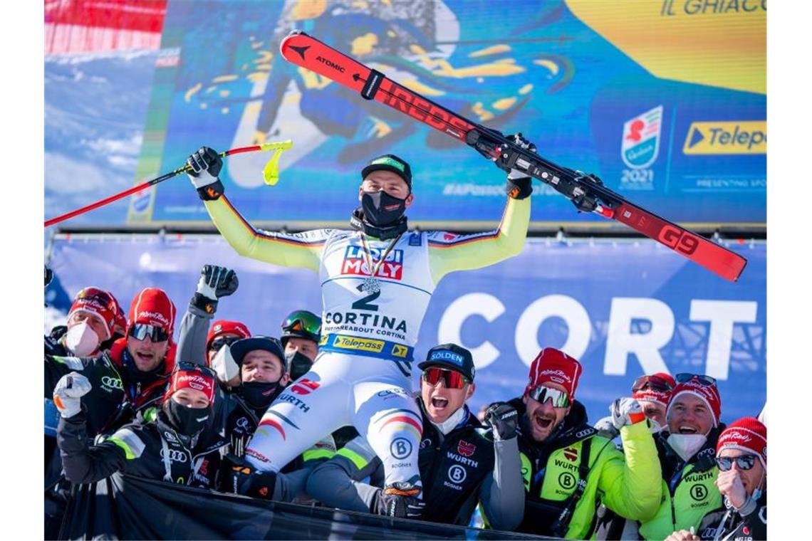 Geduld und Teamchemie als Erfolgsformel - Fortsetzung folgt? Feierstimmung: Andreas Sander lässt sich nach WM-Silber in der Abfahrt hochleben. Foto: Michael Kappeler/dpa