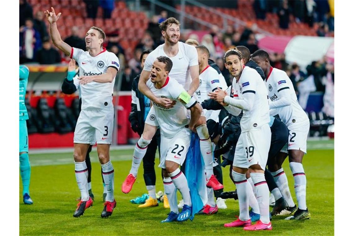 Feierstimmung in Salzburg: Eintracht Frankfurt steht im Achtelfinale der Europa League. Foto: Uwe Anspach/dpa