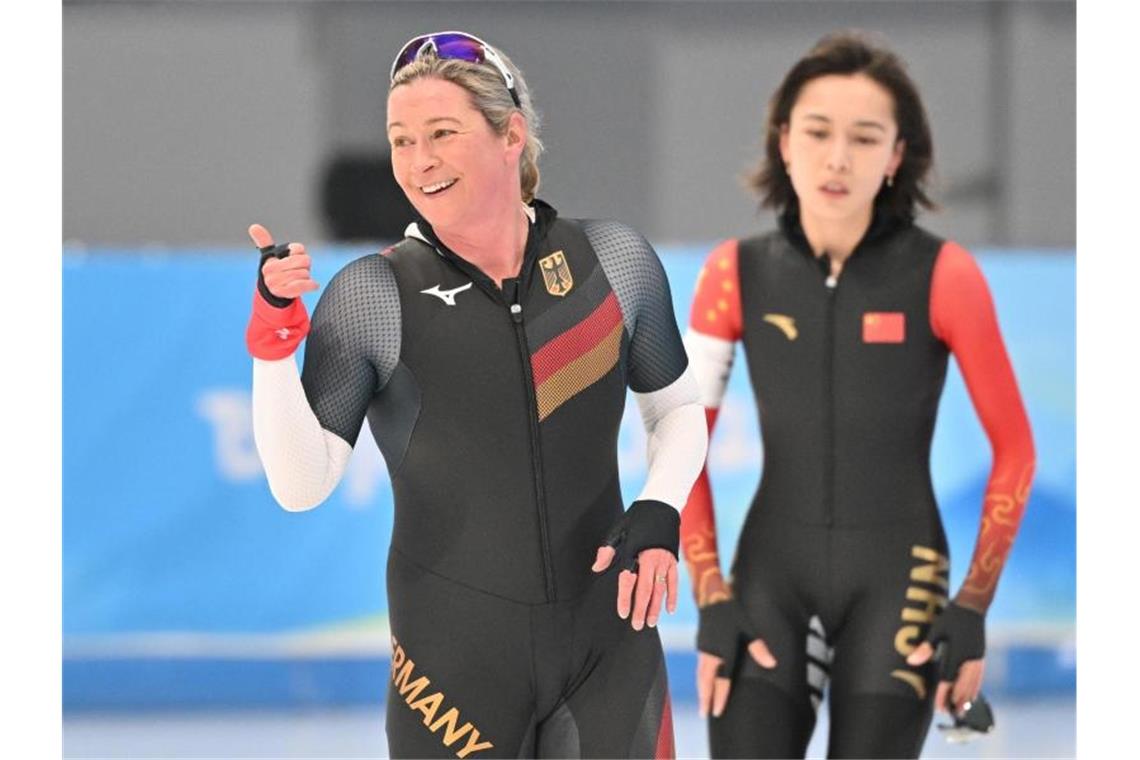 Deutscher Olympia-Start: Althaus' Silber - Pechsteins Glück Feiert ihren letzten Platz über 3000 Meter wie einen Sieg: Claudia Pechstein (l) neben der Chinesin Adake Ahena Er. Foto: Peter Kneffel/dpa